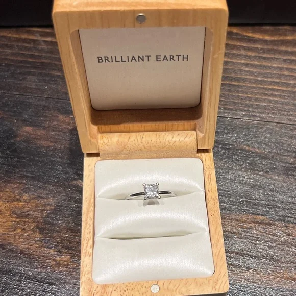 0.80 Carat Engagement Ring, 18K - Picture 5 of 6